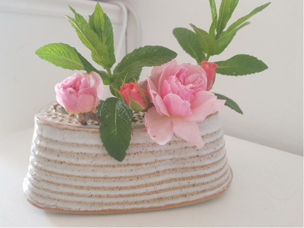 Roses_and_peppermint_in_vase